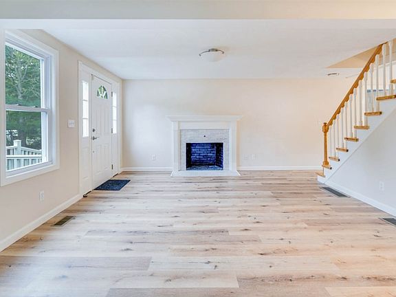 4th image of 33 Bonney Briar Dr