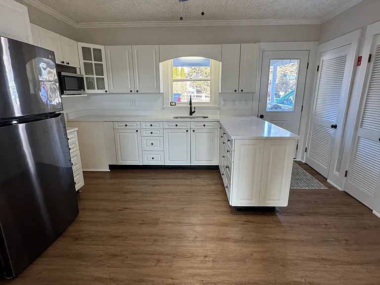 643 Center St — Photo 2