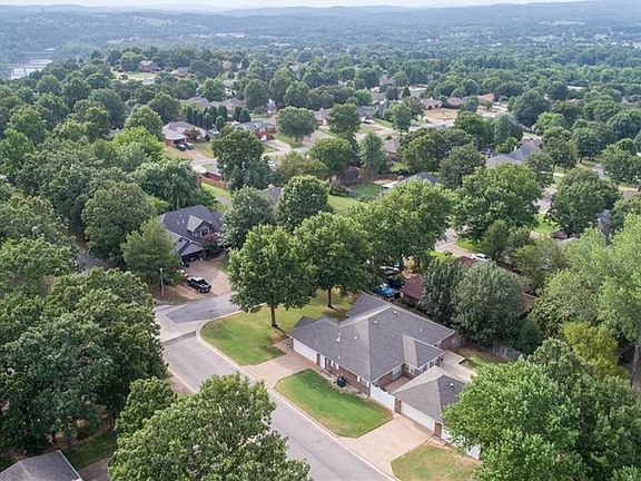 3rd image of 1602 Somerset Way