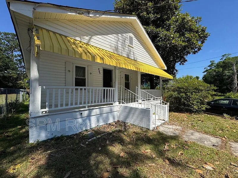 553 Manly Ave