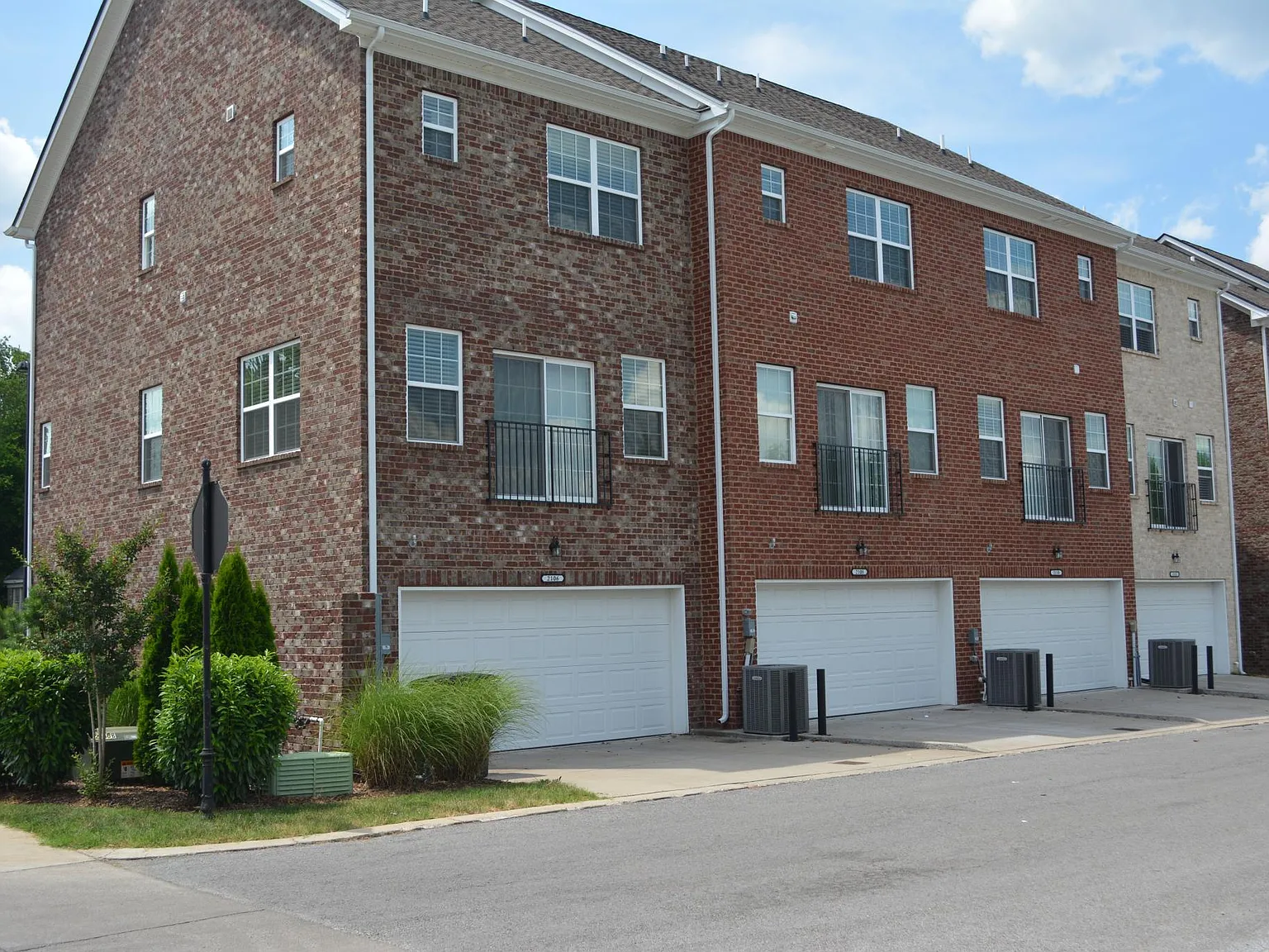 2 bed, 2.5 bath, 1711 sqft, $1,950 — Photo 2