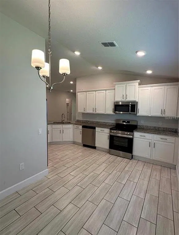 4 bed, 2.0 bath, 1815 sqft, $2,300 — Photo 4