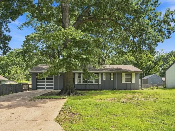 8725 Larsen St, Overland Park, KS 66214