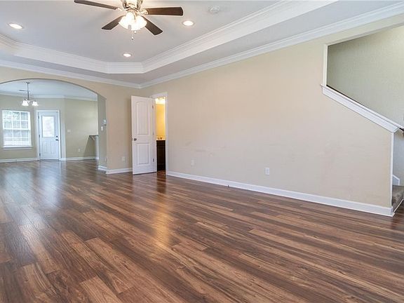 3rd image of 33 Temple St