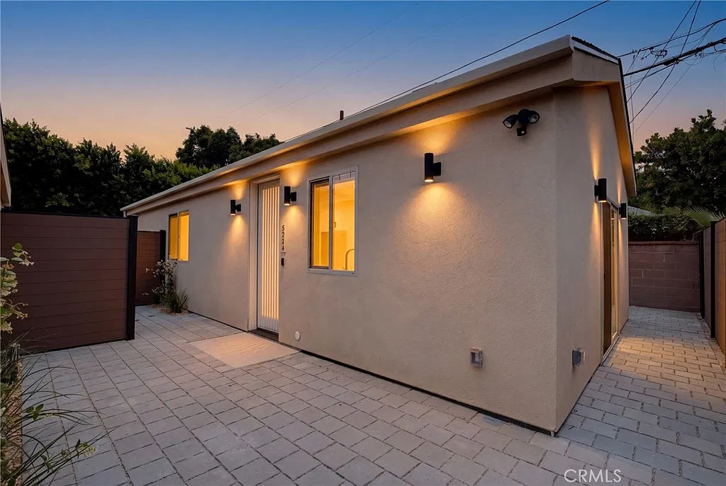2 bed, 798 sqft, $3,100 — Photo 2