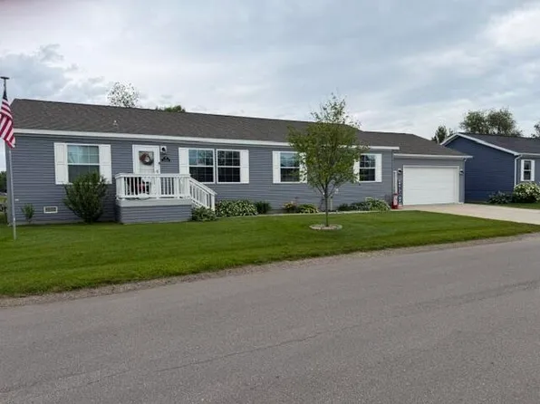 3688 Hollyfield Dr, Cedar Springs, MI 49319