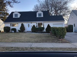18 Bryce Ave, Glen Cove, NY 11542