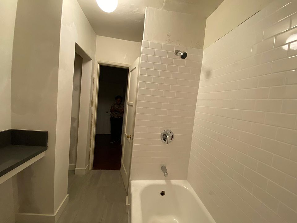 2nd image of 541 N Saint Andrews Pl
