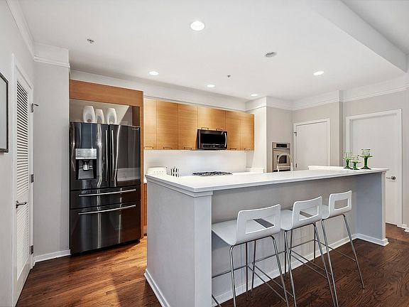 5th image of 500 W Superior St Unit 712