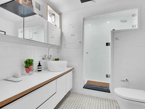 334 Grand Street image 17 of 24