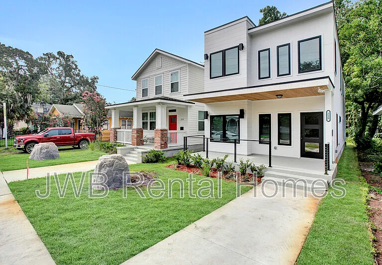 218 E 2nd St — Photo 2