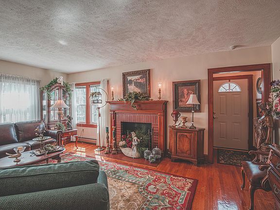 3rd image of 205 Meadow Dr