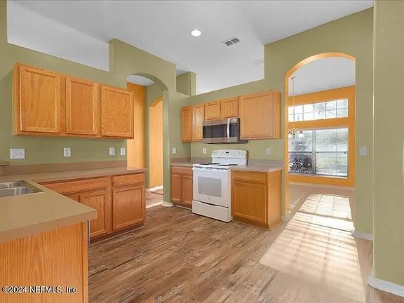 4th image of 170 Pine Grove Dr