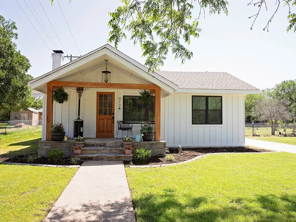 917 Kentucky St, Graham, TX 76450
