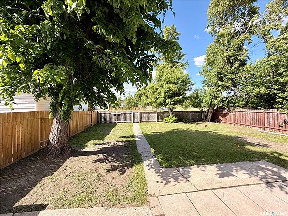 3rd image of 214 Fisher CRESCENT