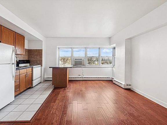 4th image of 4980 N Marine Dr