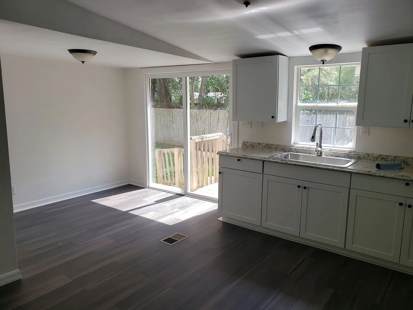 Leesburg 2 Bed 2 Bath — Photo 2