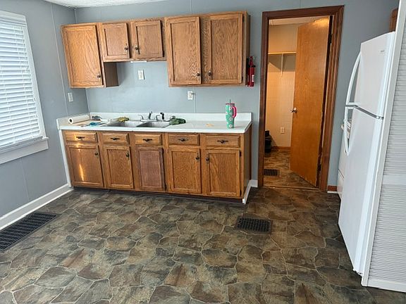 Kitchen: stove, microwave and Frig provided for your convenience