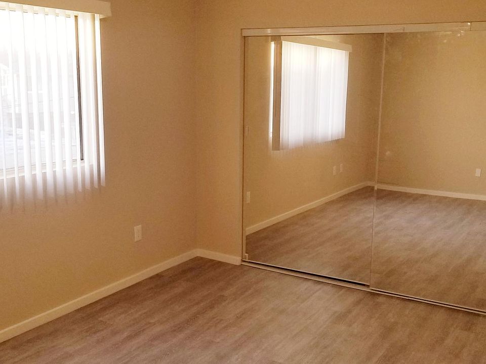 Bedroom with mirrored Closet Doors