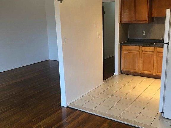 4th image of 3128 74th St