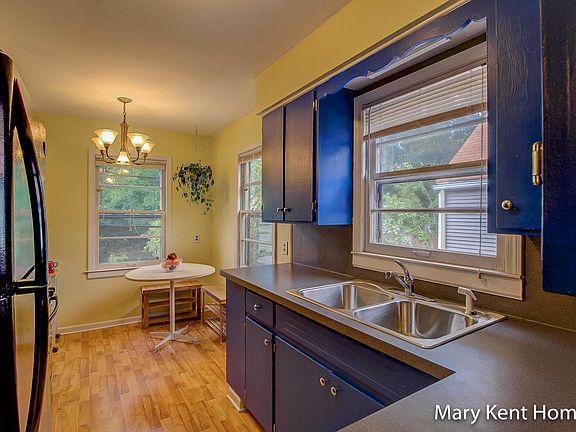 3rd image of 1541 Sylvan Ave SE