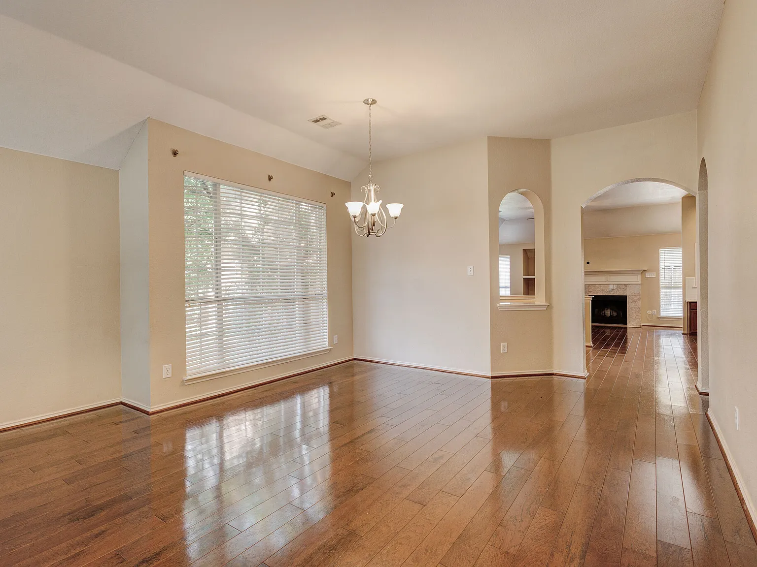 4 bed, 2200 sqft, $2,500 — Photo 3