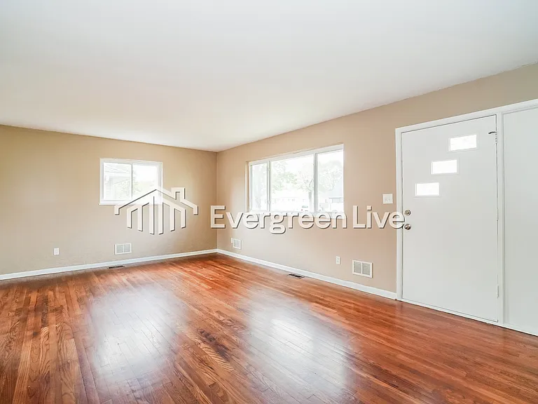 1452 Avenue Dr — Photo 3