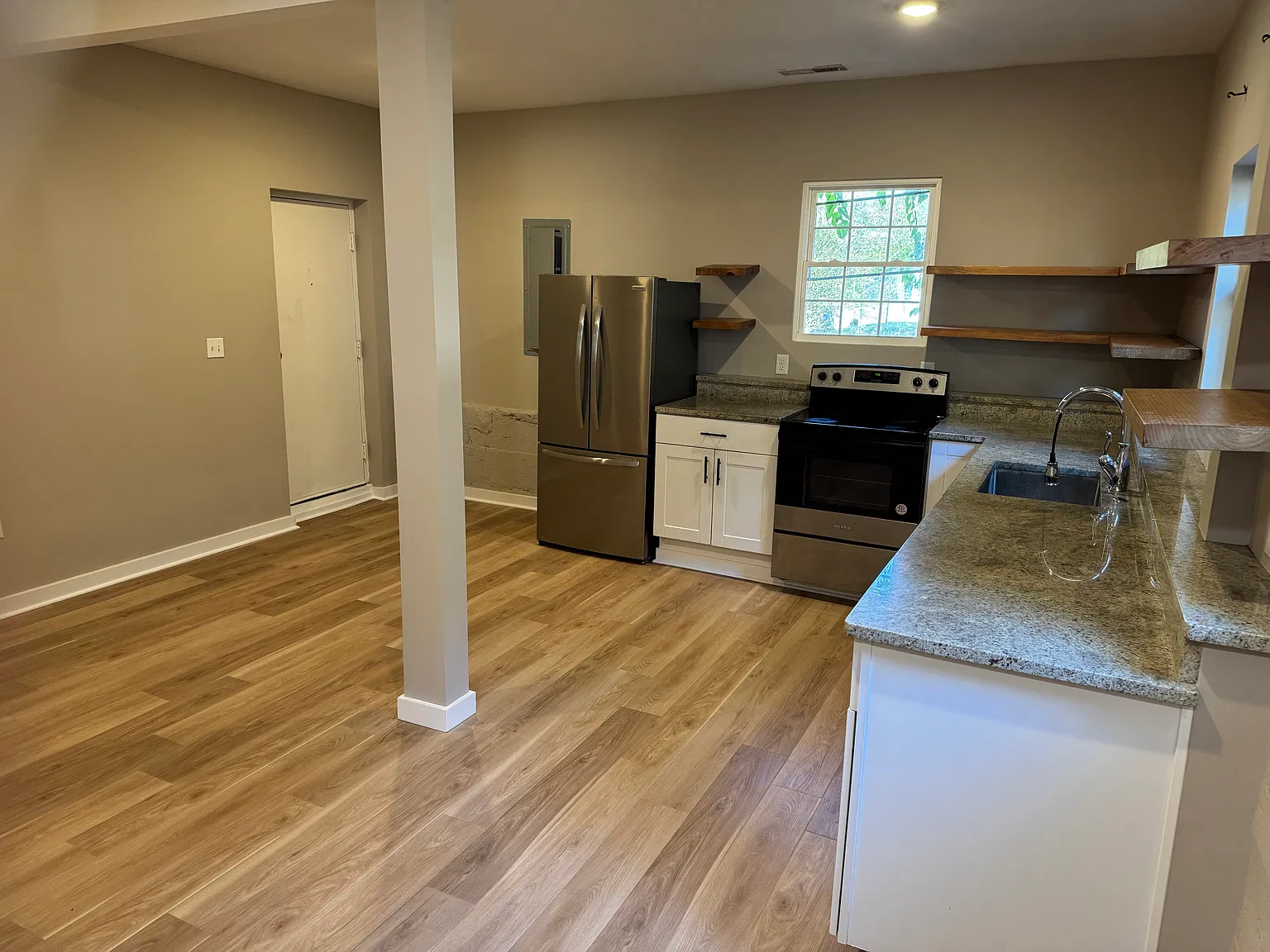 2 bed, 900 sqft, $1,200 — Photo 1