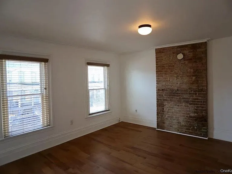 30 Henry St — Photo 7