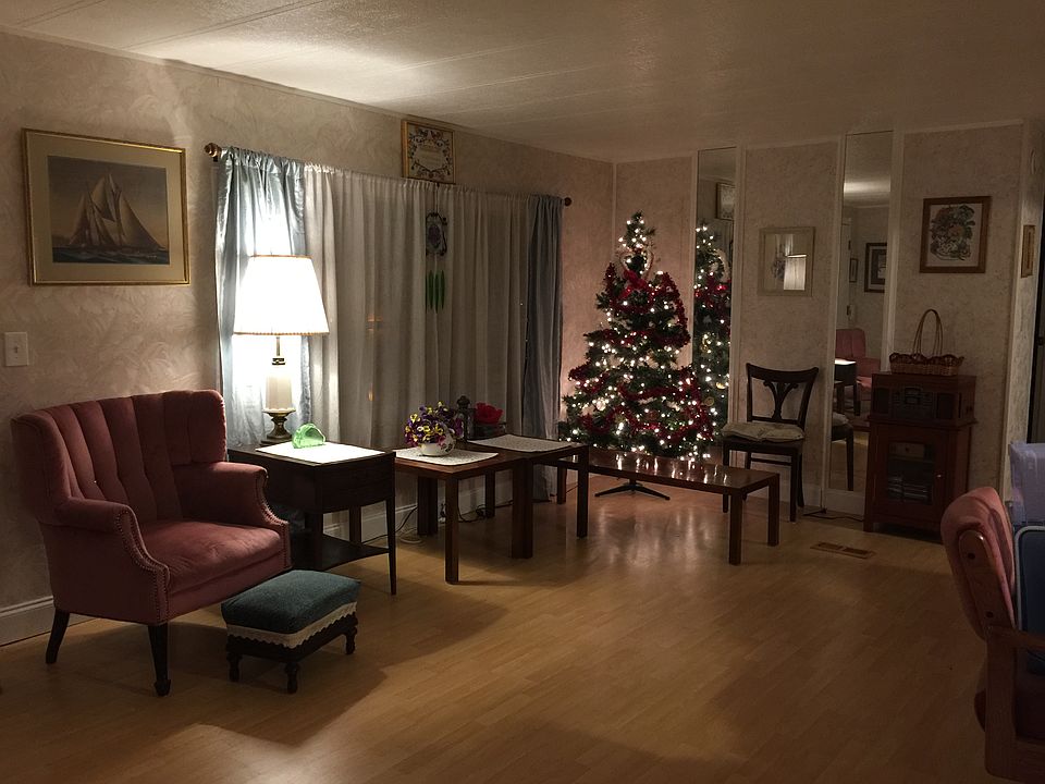 Living room, SW/front corner