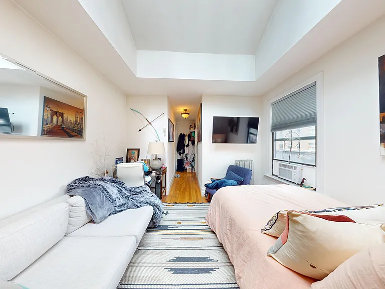 245 W 51st St #1001 — Photo 4