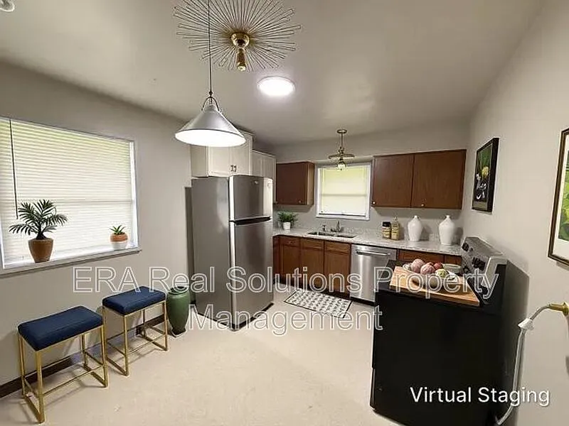 3 bed, 1.0 bath — Photo 2