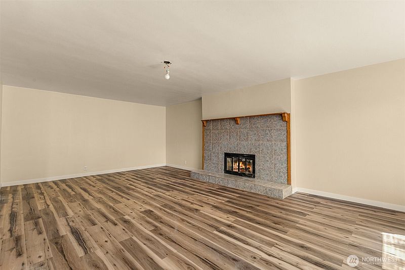 5th image of 845 N Devon Ave