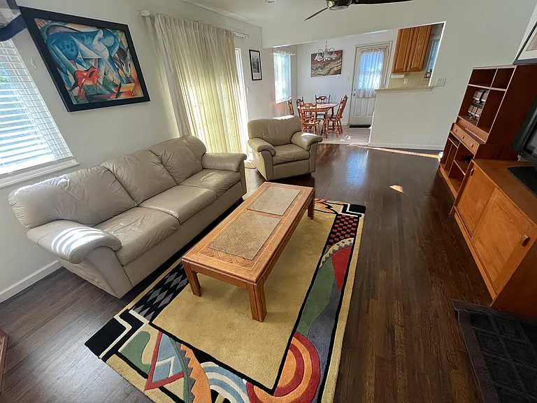 404 Bixby Dr — Photo 2