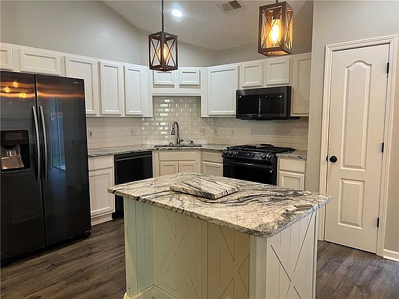 3rd image of 324 White Oak Way