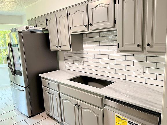 5th image of 904 W 16th Cir