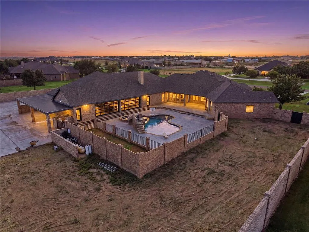 5 bed, 7.0 bath, 6500 sqft, $20,000 — Photo 4