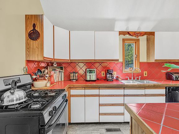 4th image of 20 Pine View Lane