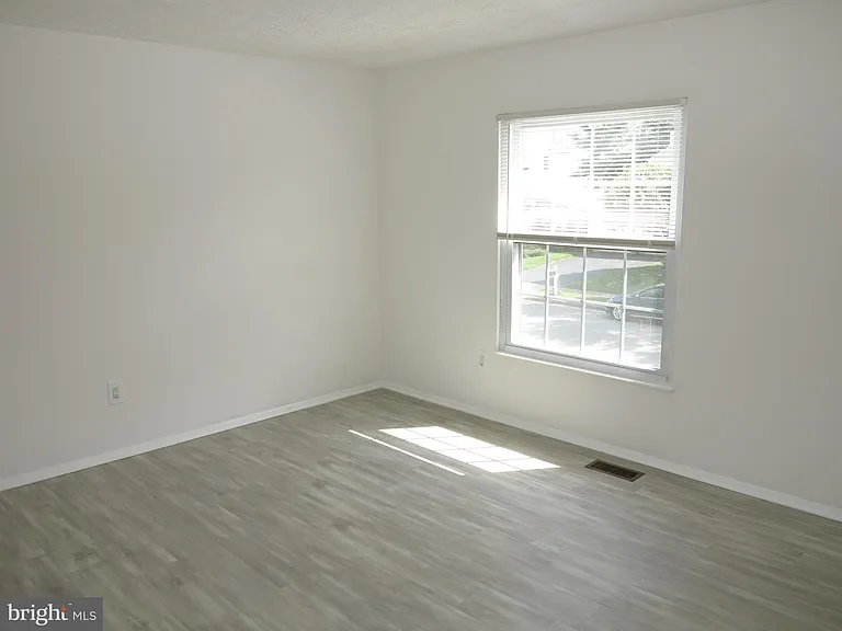 8406 Woodford Ct — Photo 32
