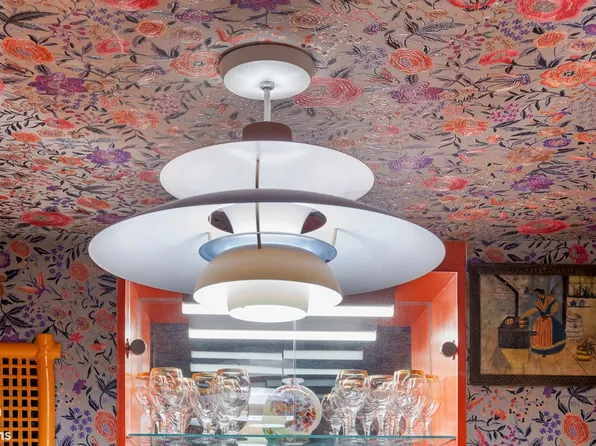 311 East 38th Street image 11 of 24