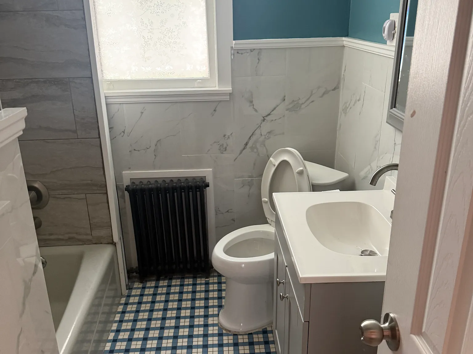3 bed, 2400 sqft, $1,600 — Photo 2