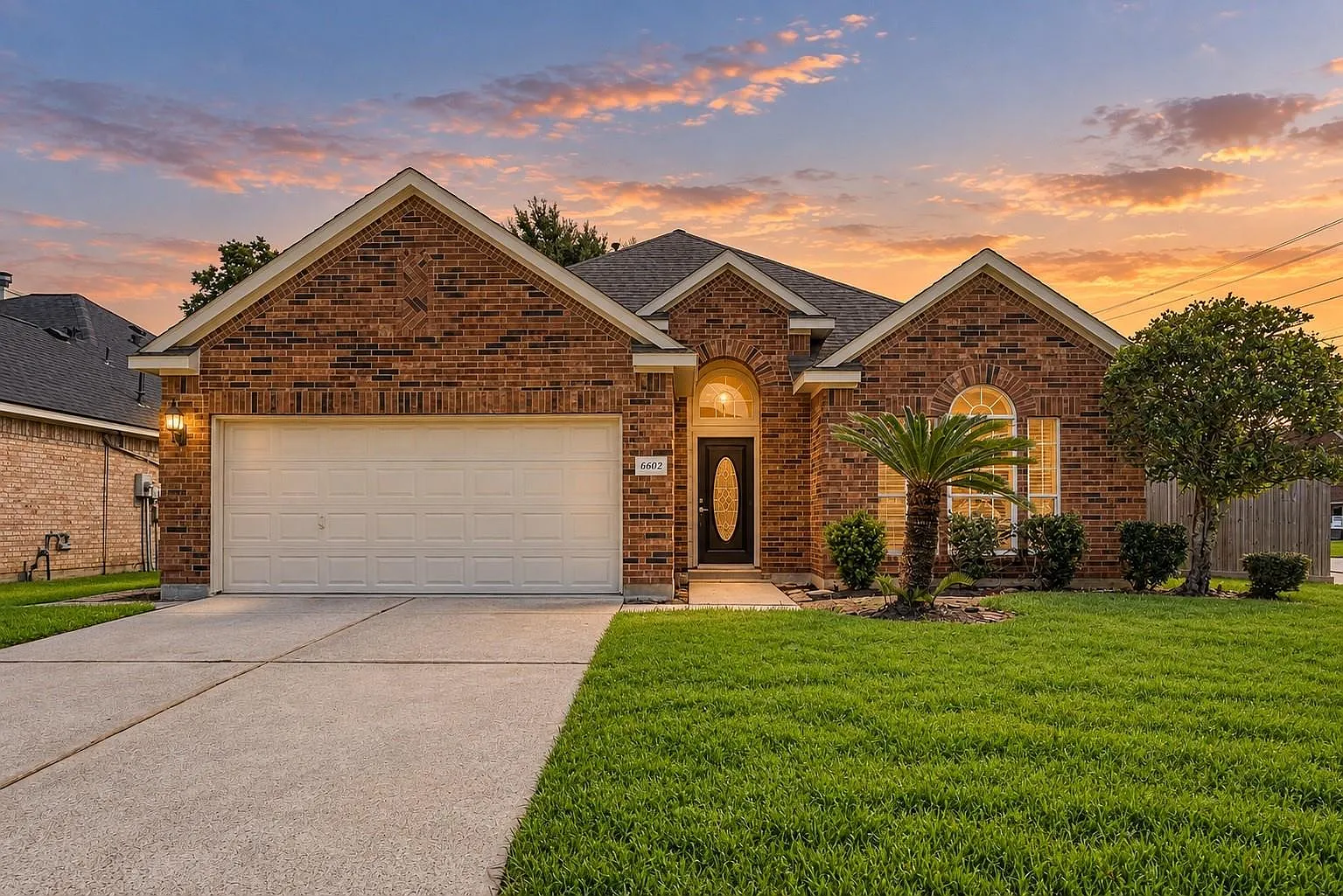3 bed, 2.0 bath, 1880 sqft, $2,200 — Photo 2