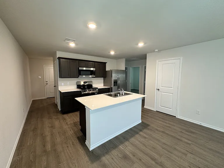 1121 Southfield Dr — Photo 3