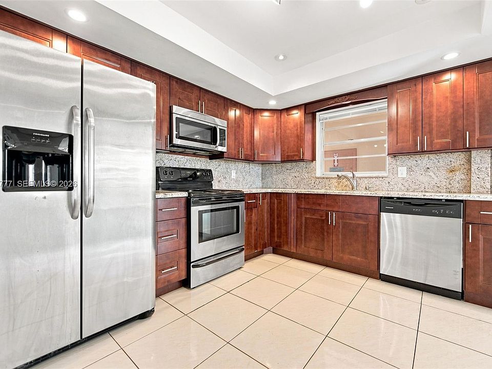 1st image of 200 NE 12th Ave APT 1D