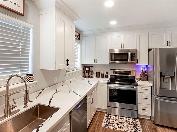 4th image of 33 Brandon Hall Dr APT B