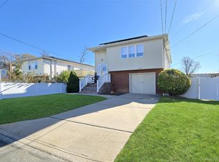 430 Heathcote Rd, Lindenhurst, NY 11757