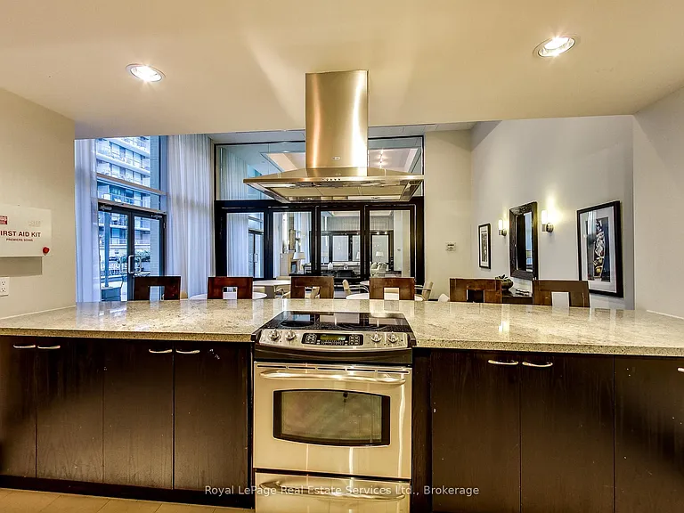 438 King St W #402 — Photo 31