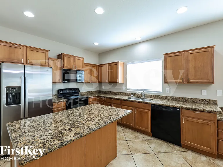 5737 W Pedro Ln — Photo 7