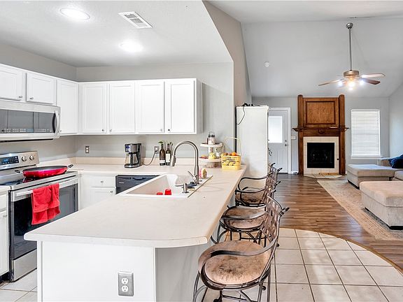 4th image of 814 S Parkwood Dr