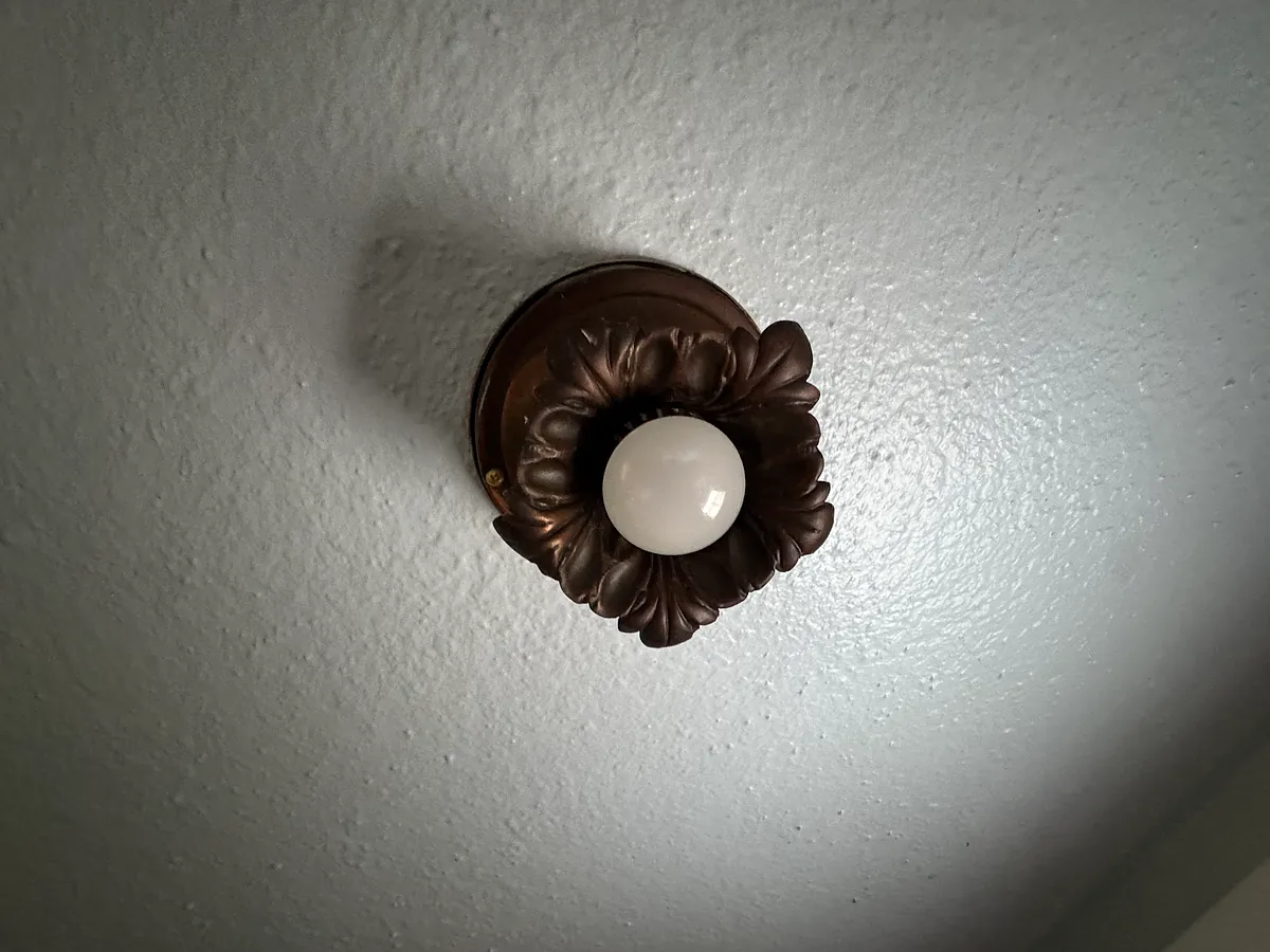 cute entry light - 5529 Elliot Ave